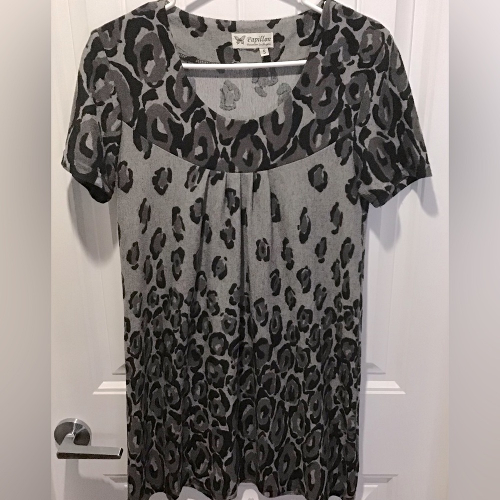 Papillon black and grey leopard red print short sleeve tunic size small